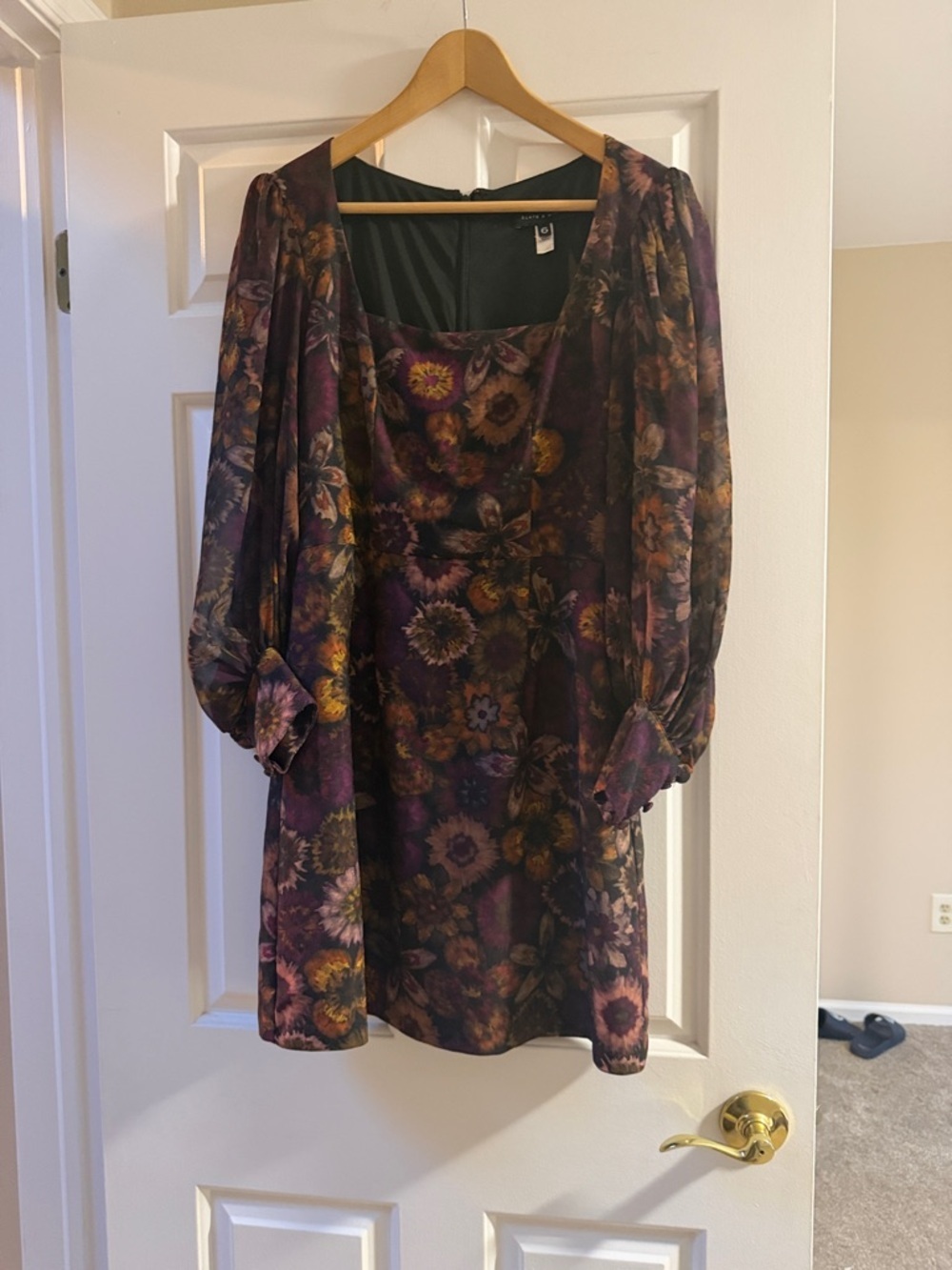 Slate & Willow Floral Square-Neck Shift Dress in Plum